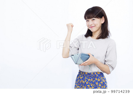 お財布を持っている30代の女性 99714239