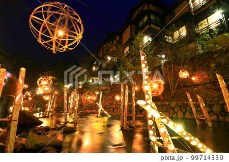 【熊本県】冬の黒川温泉の湯あかり 99714339