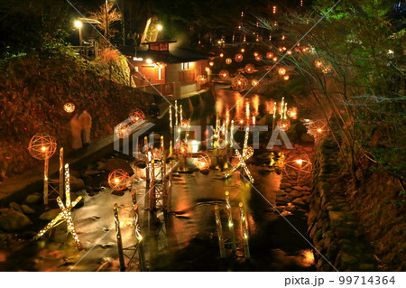 【熊本県】冬の黒川温泉の湯あかり 99714364