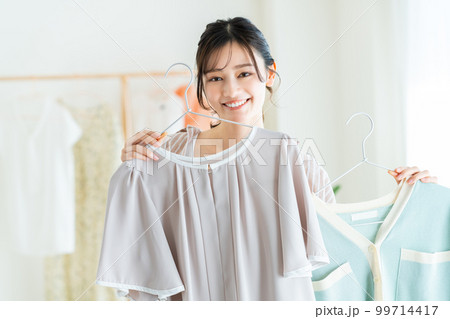 洋服を選ぶ若い女性 99714417