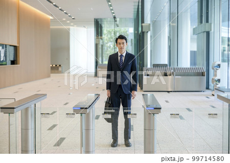 オフィスビルのセキュリティゲートの前に立つビジネスマン 撮影協力「LINK FOREST」 オフィスビルのセキュリティゲートの前に立つビジネスマン 撮影協力「LINK FOREST」 99714580