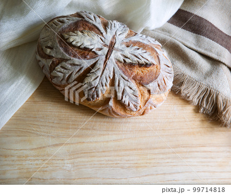 Fresh bread with leaf pattern 99714818