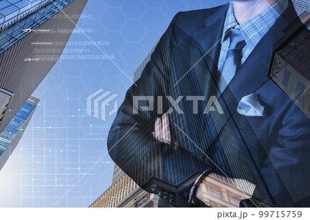 エリートビジネスマンと高層オフィスビル 99715759