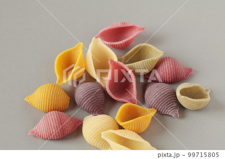 貝殻の形をしたショートパスタ（コンキリエ） 99715805