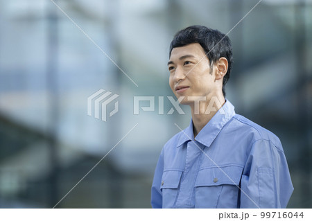 作業服を着た30代の男性　ポートレート　撮影協力「LINK FOREST」 99716044