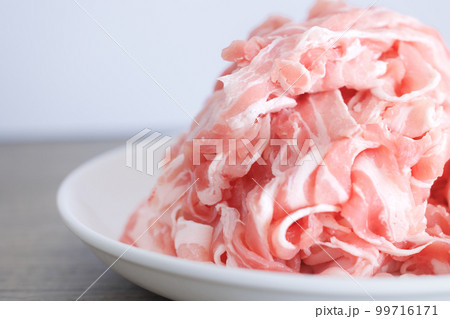 山積みの豚バラ肉のスライス 山積みの豚バラ肉のスライス 99716171