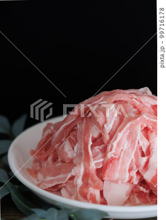 山積みの豚バラ肉のスライス　黒背景 99716178