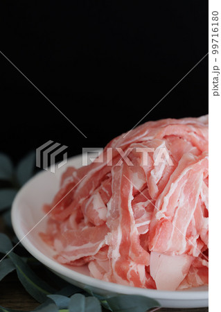 山積みの豚バラ肉のスライス　黒背景 99716180