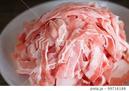 山積みの豚バラ肉のスライス 山積みの豚バラ肉のスライス 99716188