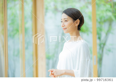 リビングの女性 99716361