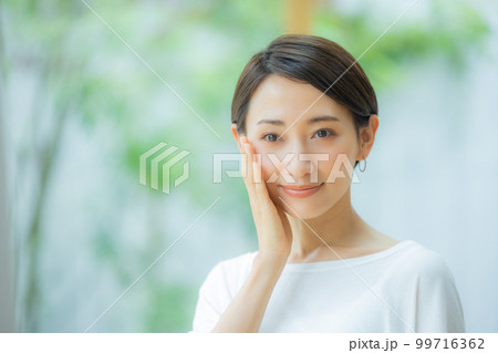 リビングの女性 99716362