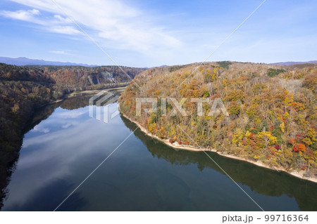 ドローンで秋の「えにわ湖」を空撮 ドローンで秋の「えにわ湖」を空撮 99716364
