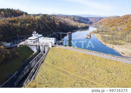 ドローンで秋の「えにわ湖」を空撮 99716375