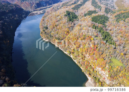 ドローンで秋の「えにわ湖」を空撮 ドローンで秋の「えにわ湖」を空撮 99716386