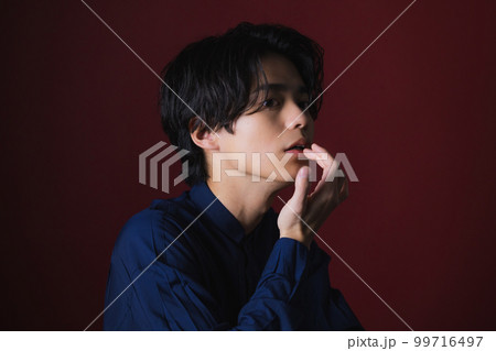 ネイビーのシャツの男性 ネイビーのシャツの男性 99716497