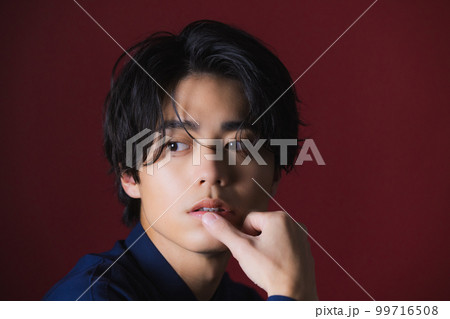 ネイビーのシャツの男性 99716508