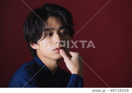 ネイビーのシャツの男性 99716509
