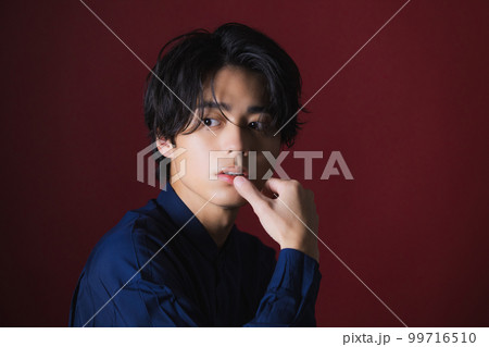 ネイビーのシャツの男性 99716510