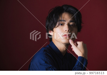 ネイビーのシャツの男性 99716513