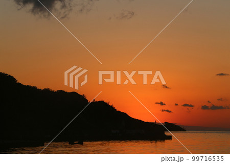 西伊豆町仁科港の夕陽 99716535