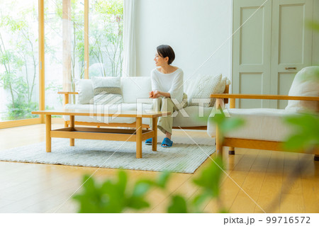 リビングの女性　　 99716572