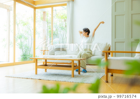 リビングの女性　　 99716574