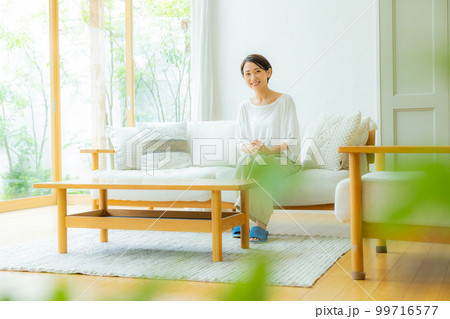 リビングの女性　　 99716577