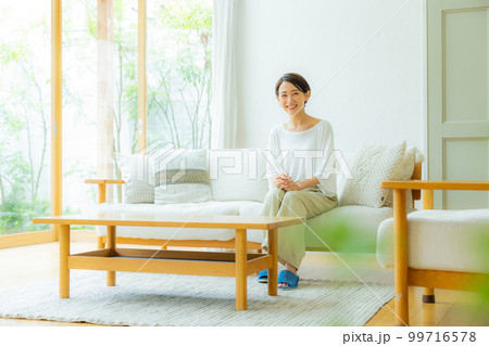 リビングの女性　　 99716578