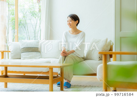 リビングの女性　　 99716584