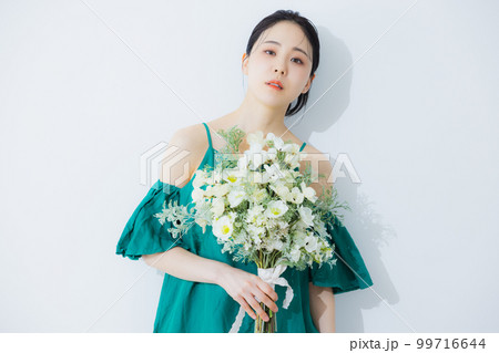 花束を持つ女性 花束を持つ女性 99716644