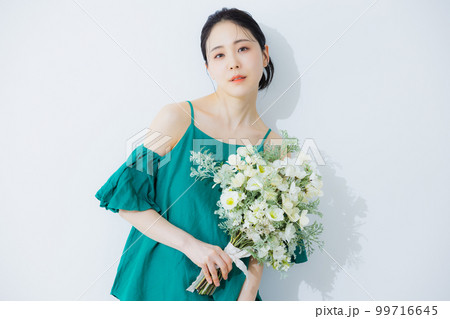 花束を持つ女性　　 99716645