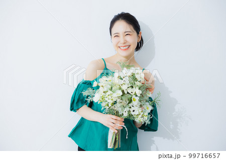花束を持つ女性 花束を持つ女性 99716657