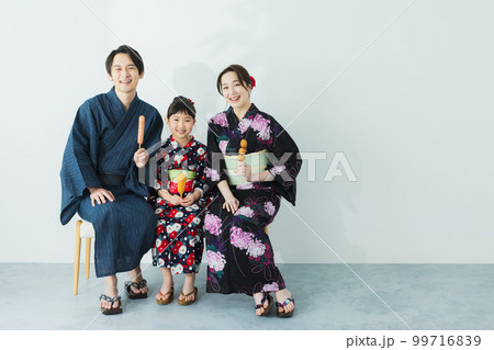 浴衣の小学生の女の子　　  99716839