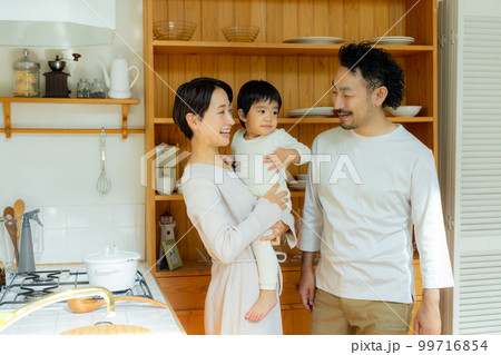 キッチンのファミリー　 99716854