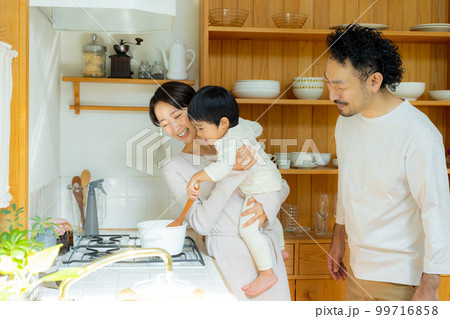 キッチンのファミリー キッチンのファミリー 99716858