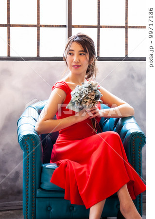 椅子に座る女性 99717186
