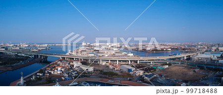 大阪府の旧堺港の上空から空撮した大阪湾と沿岸の工業地帯の風景 99718488