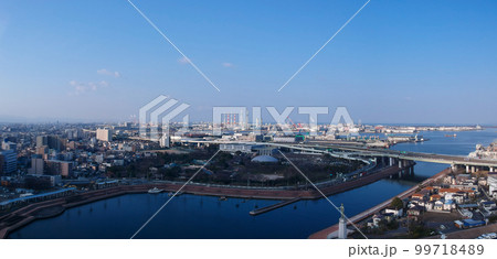 大阪府の旧堺港の上空から空撮した大阪湾と沿岸の工業地帯の風景 99718489