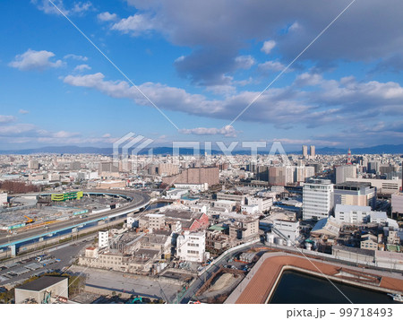 大阪府の旧堺港の上空から空撮した大阪市と堺市の風景 99718493