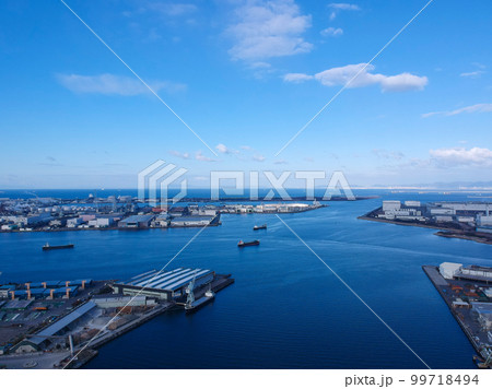 大阪府の旧堺港の上空から空撮した大阪湾と沿岸の工業地帯の風景 99718494
