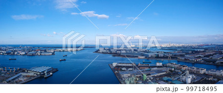大阪府の旧堺港の上空から空撮した大阪湾と沿岸の工業地帯の風景 99718495