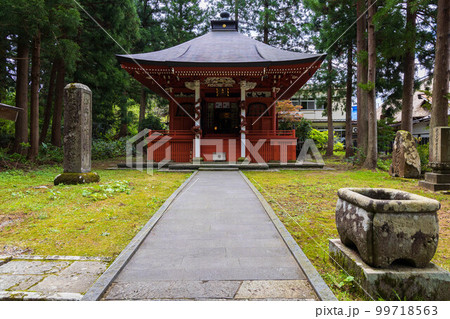 山形鶴岡の初夏 新緑の羽黒山・出羽神社 豆腐地蔵尊 山形鶴岡の初夏 新緑の羽黒山・出羽神社 豆腐地蔵尊 99718563