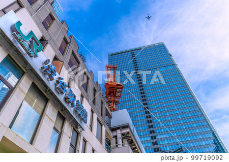 日本の東京都市景観　解体中の渋谷駅や桜丘口再開発のビル上空を通過する航空機。航空需要回復へ＝3月1日 99719092