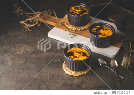 Bowls with Creme brulee Bowls with Creme brulee 99719514