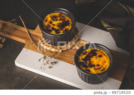 Bowls with Creme brulee 99719520