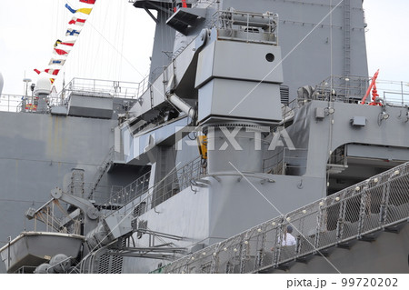 海上自衛隊の補給艦ましゅうの大型貨物クレーン 99720202