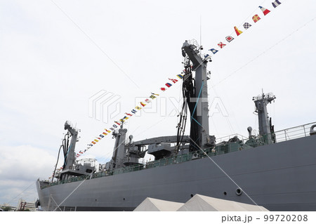 海上自衛隊の補給艦ましゅうの艦上 99720208