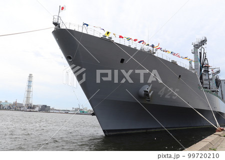 海上自衛隊の補給艦ましゅうの艦首 99720210