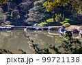 日本庭園の池にかかる石橋 99721138