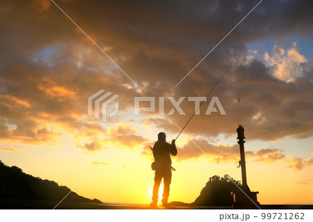 夕陽と太陽と釣り人 99721262